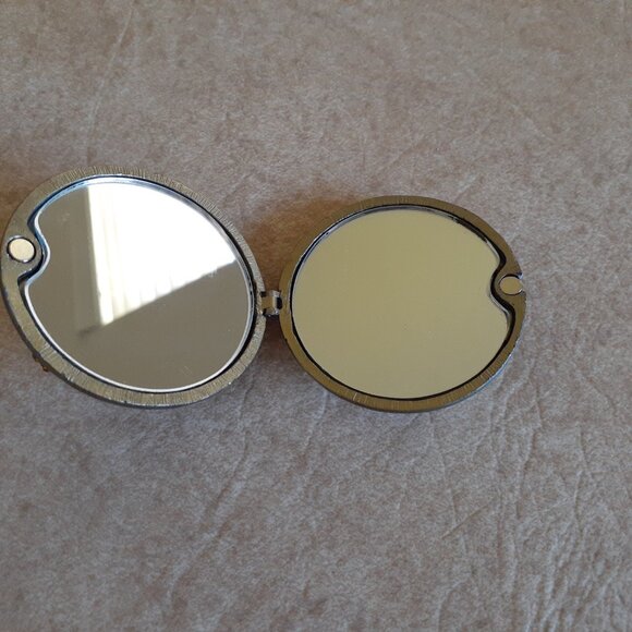 Vintage Enamel with Frog Compact - Picture 7 of 9